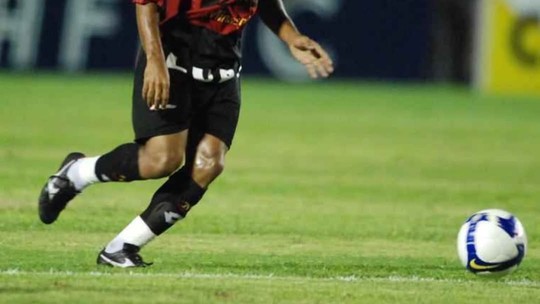 Carlinhos Bala chama Oswaldo de Oliveira de 'entregador de colete' e técnico ironiza: 'Todos os títulos sem treino' Carlinhos Bala chama Oswaldo de Oliveira de 'entregador de colete' e técnico ironiza: 'Todos os títulos sem treino'