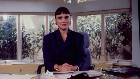 Franja vegana? Corte de Regina Duarte em 'Rainha da sucata', nos anos 90, é tendência até hoje Franja vegana? Corte de Regina Duarte em 'Rainha da sucata', nos anos 90, é tendência até hoje