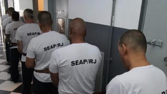 Sete chefes do tráfico do Comando Vermelho são transferidos para presídios federais Sete chefes do tráfico do Comando Vermelho são transferidos para presídios federais